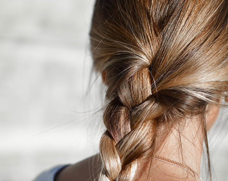 acconciatura con treccia per capelli brillanti