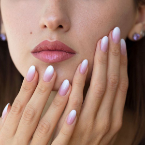 Unghie sfumate estate 2022: tutorial e schema di colori da provare!