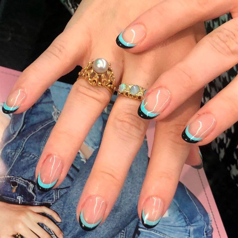 doppio french manicure di colore azzurro