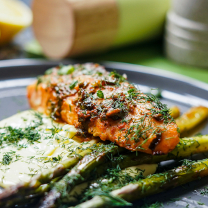 Salmone al cartoccio accompagnato da asparagi, un piatto di pesce ricco di sapori!