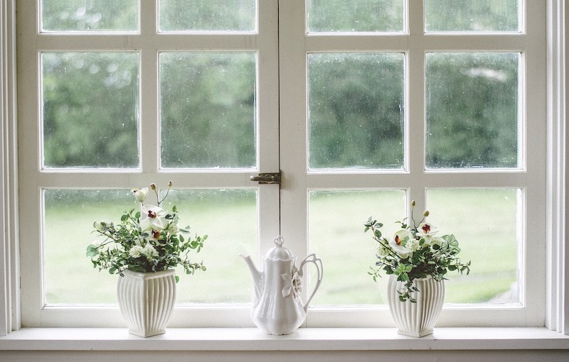finestra con decorazioni di fiori