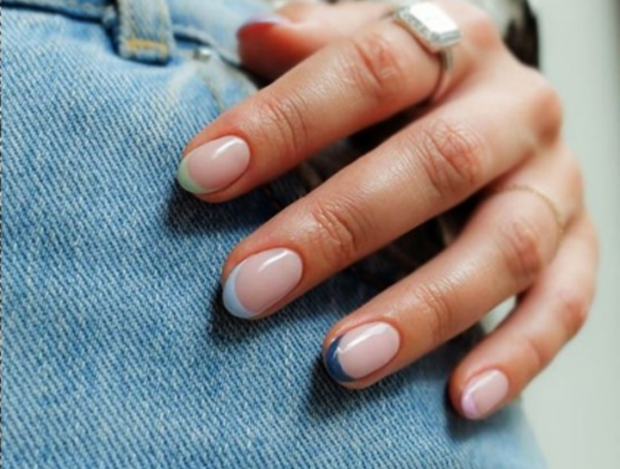Astuzie e idee per una French Manicure Colorata, hit dell’estate 2022!
