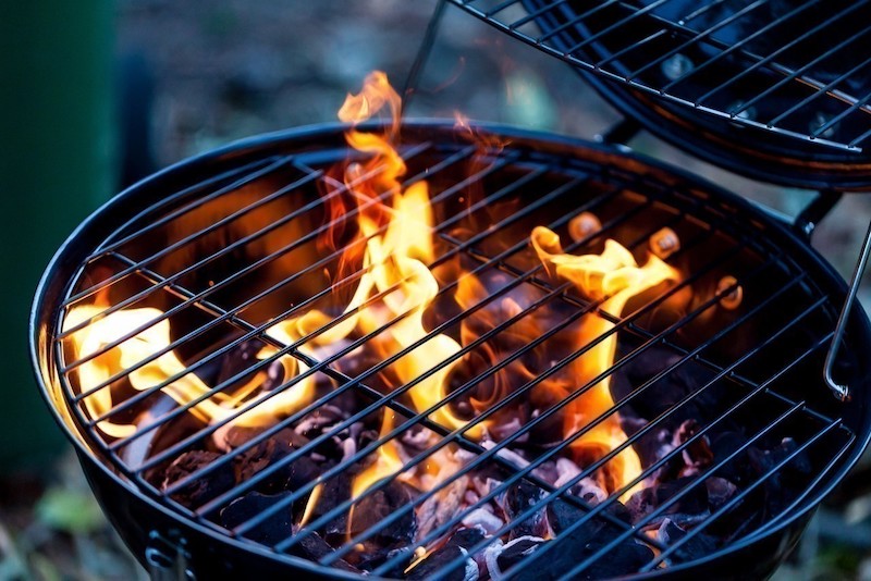 grigliata su barbecue di carbonella