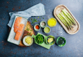 Salmone al cartoccio accompagnato da asparagi, un piatto di pesce ricco di sapori!