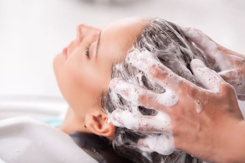 massaggiare i capelli mentre si lavano