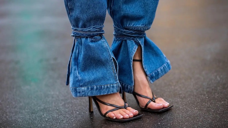 sandali estivi con tacco abbinati a jeans