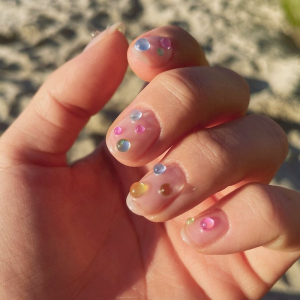 Unghie con brillantini dell’estate 2022! Nail art che si abbina anche alle unghie corte!