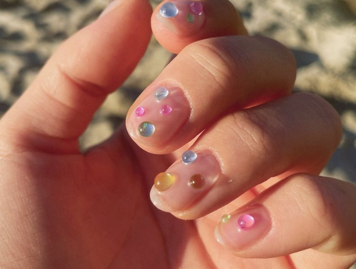 Unghie con brillantini dell’estate 2022! Nail art che si abbina anche alle unghie corte!