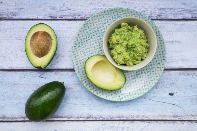 trattamento per capelli brillanti di avocado