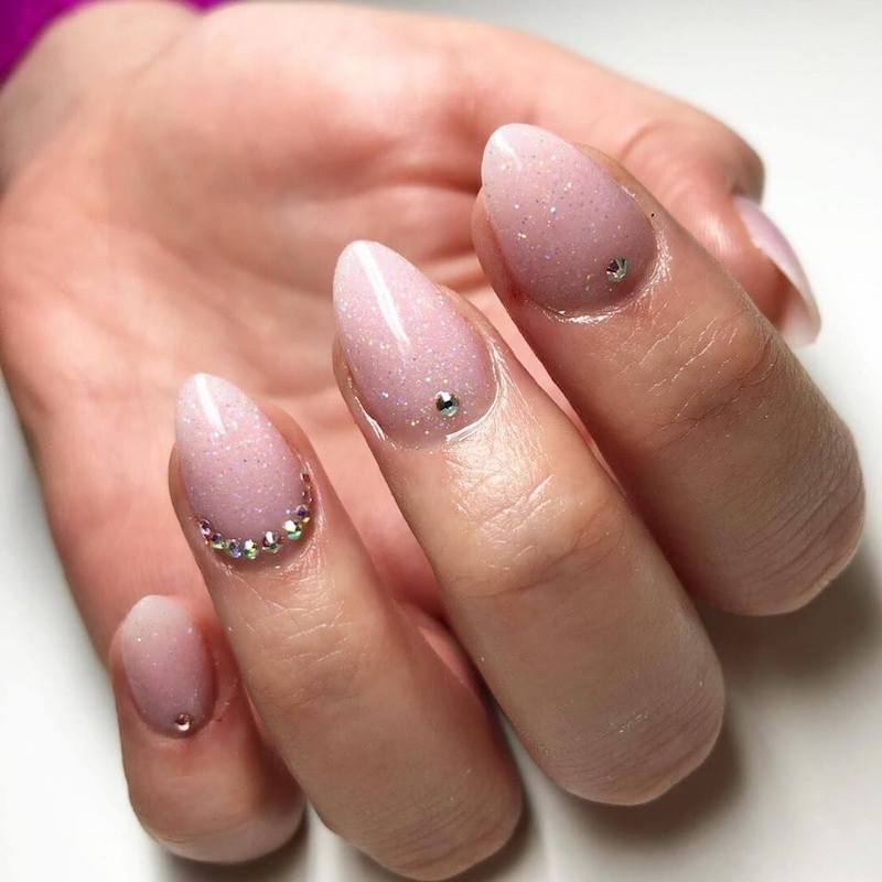 unghie corte con smalto rosa glitterato