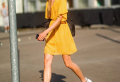 Come abbinare le sneakers a un vestito: ti mostriamo come indossare i pezzi che hai in armadio!