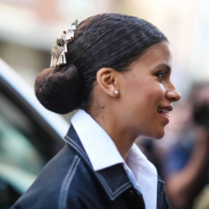 Volete un’acconciatura veloce e senza pretese? I capelli raccolti a chignon fanno al caso vostro!