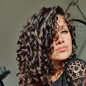 6 astuzie per arricciare i capelli senza calore dall’effetto glamour