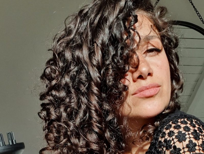 6 astuzie per arricciare i capelli senza calore dall’effetto glamour