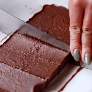 Crunch di quinoa al cioccolato: barrette facili da fare in casa e portare a scuola!