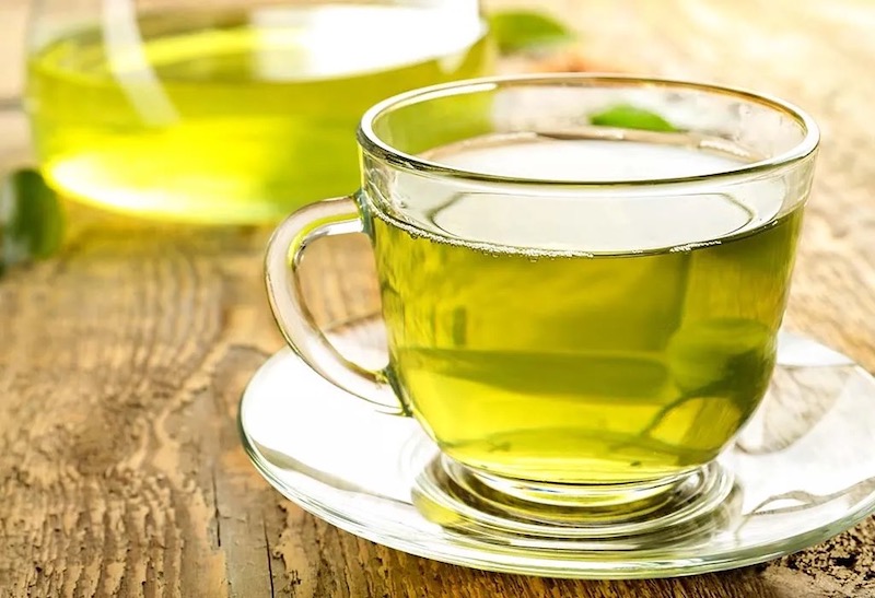 bere te verde in tazza trasparente