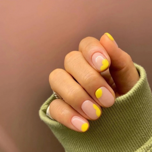 Dal rosa Barbie al sorbetto al limone: i colori smalto estate 2022 di tendenza vs. quelli out