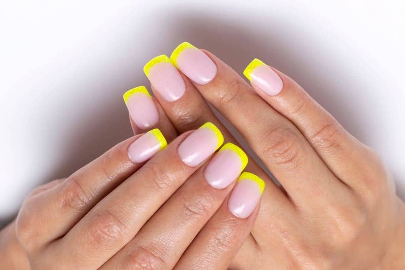 french manicure colorata di giallo