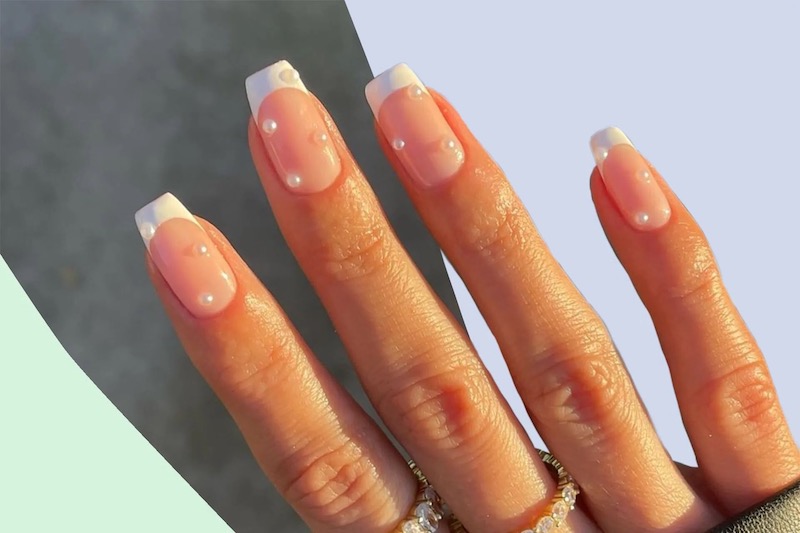 french manicure con perle bianche