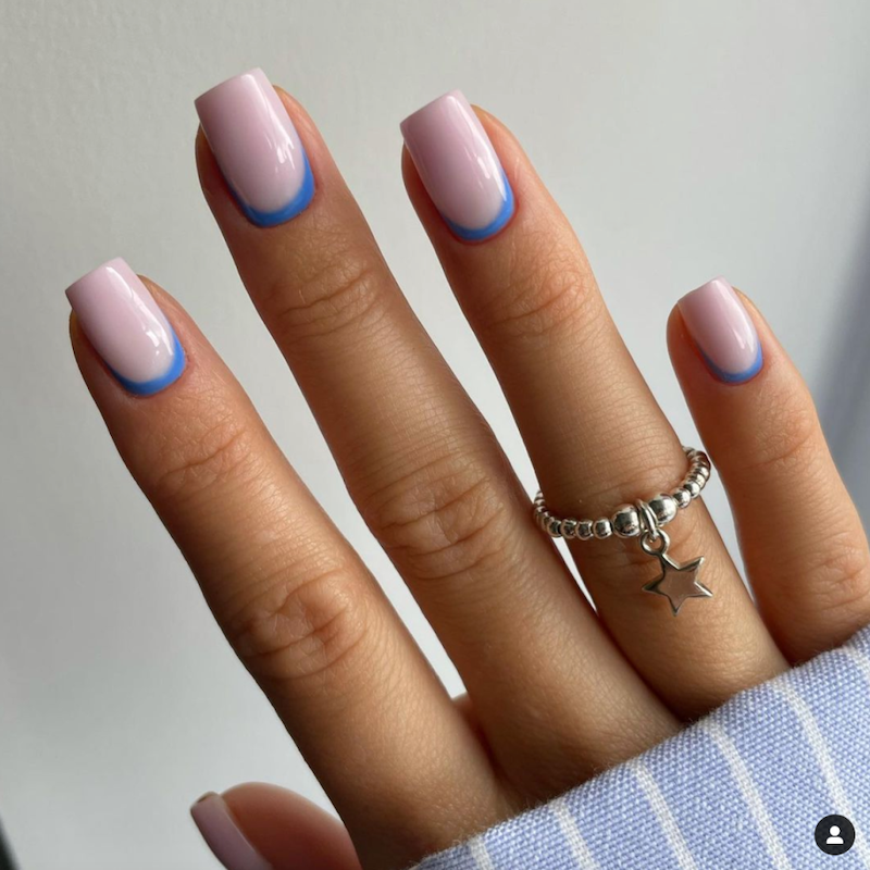 french manicure inversa di colore blu