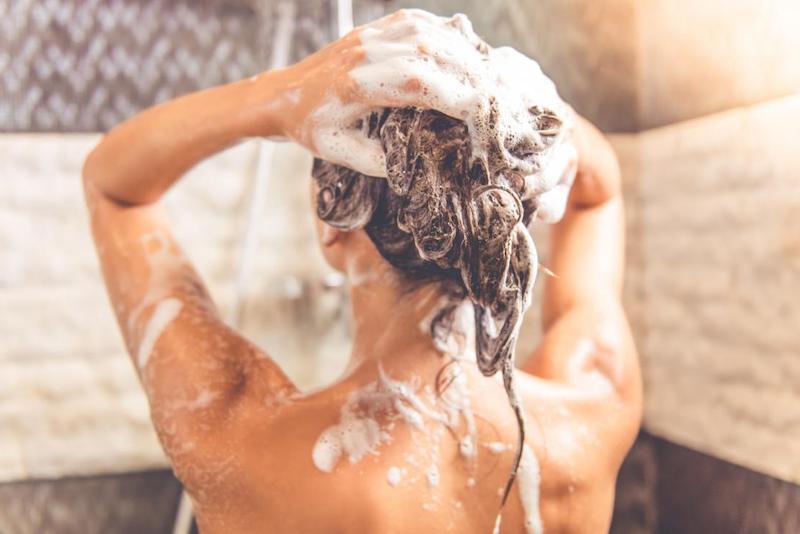 lavarsi i capelli con lo shampoo