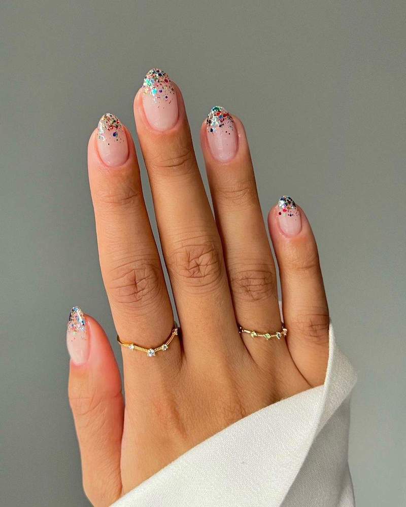 manicure con smalto rosa e glitter