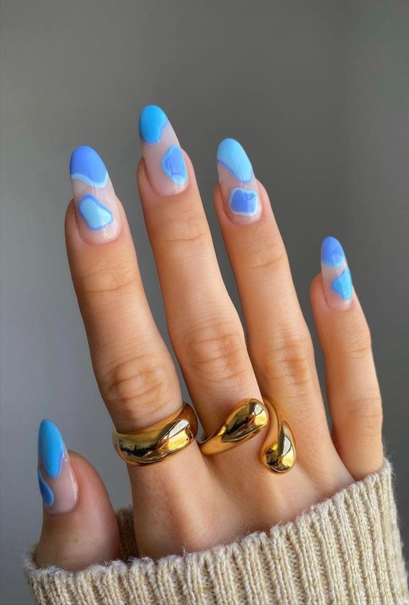 manicure con unghie punta arrotondata disegno astratto con smalto azzurro