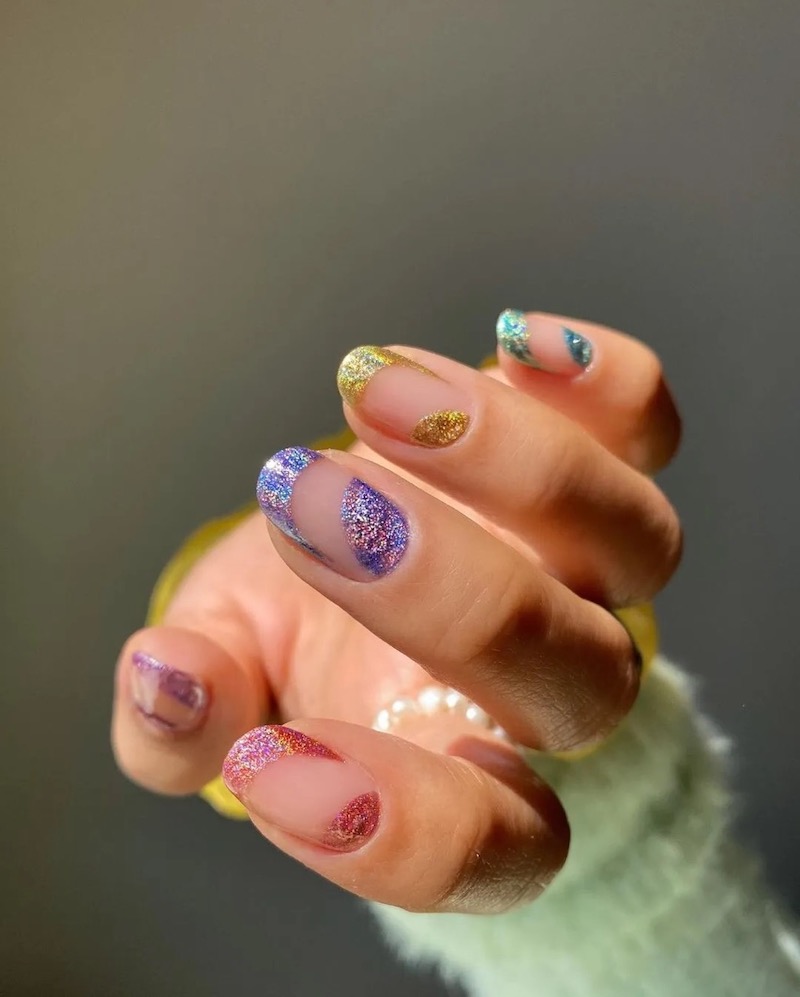 manicure unghie corte con smalti colorati glitter