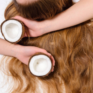 Per un cuoio capelluto secco utilizzate l’olio di cocco sui capelli!