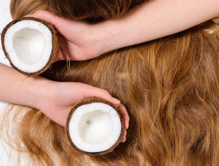 Per un cuoio capelluto secco utilizzate l’olio di cocco sui capelli!