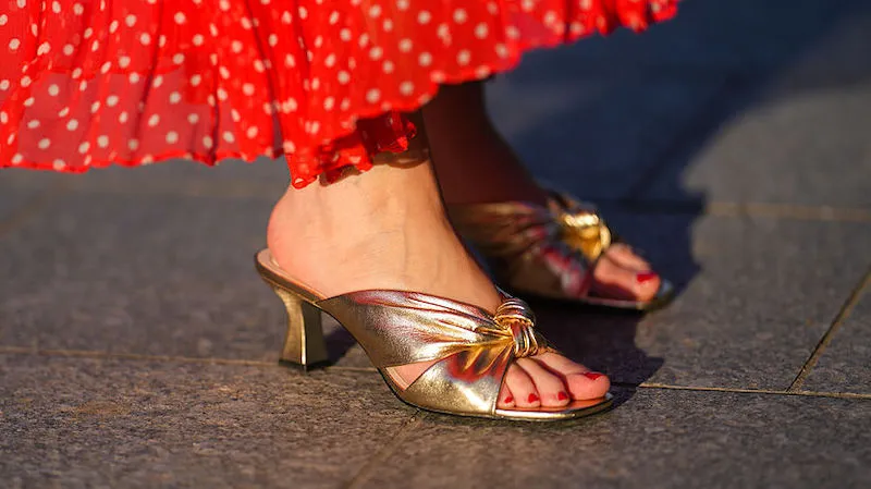 sandali estivi con smalto rosso sui piedi