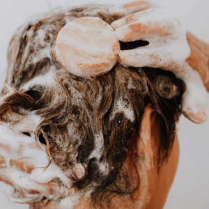 L’acqua dura potrebbe essere il motivo per cui i vostri capelli sono privi di vita e risultano spenti