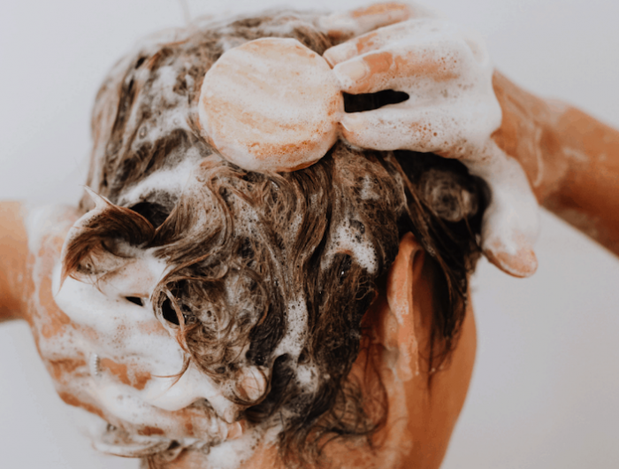L’acqua dura potrebbe essere il motivo per cui i vostri capelli sono privi di vita e risultano spenti