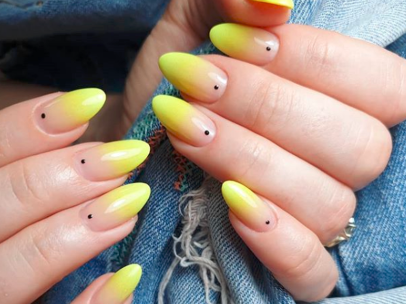 unghie con smalto giallo gradiente