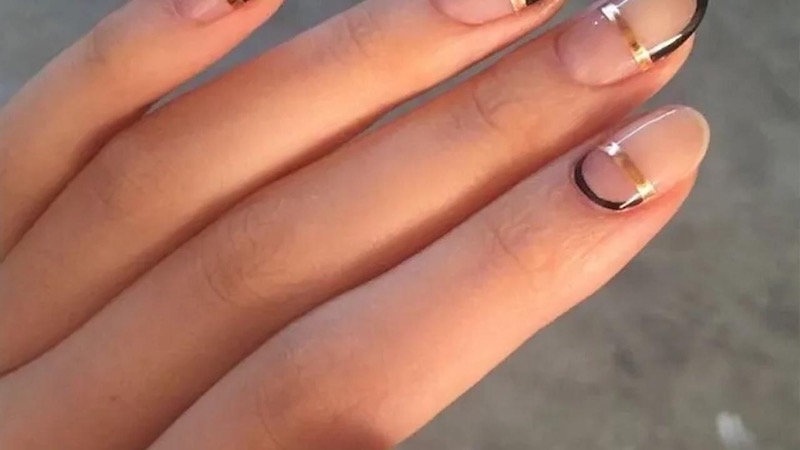 unghie corte con lunule colorate