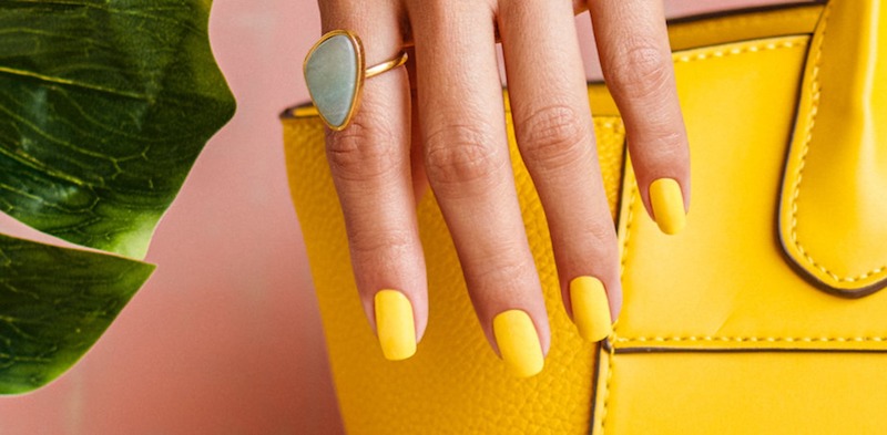unghie di colore giallo