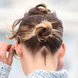 Chignon basso su capelli corti: non solo i capelli lunghi possono godere di questa acconciatura!