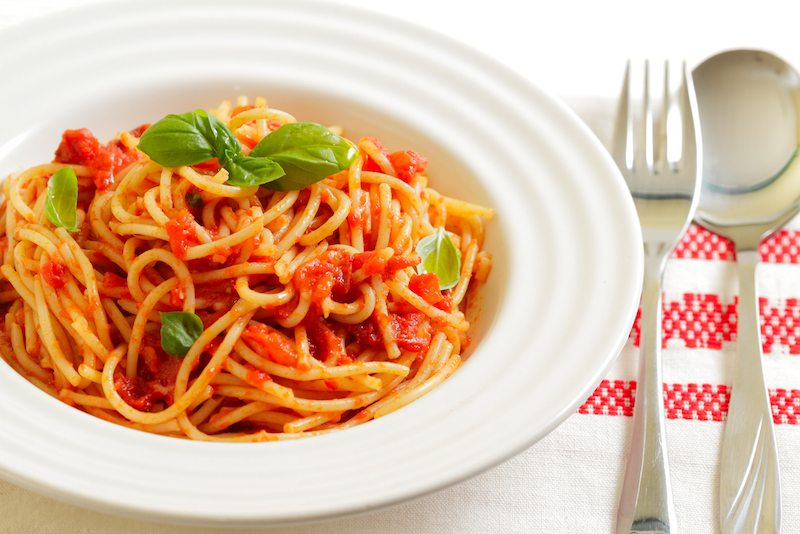 spaghetti al pomodoro con basilico