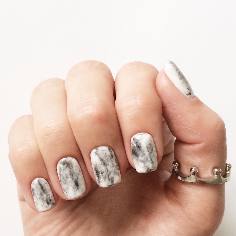 unghie quadrate con smalto bianco marmo
