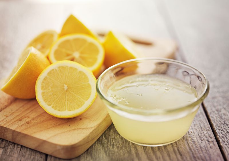 applicare succo di limone sul viso