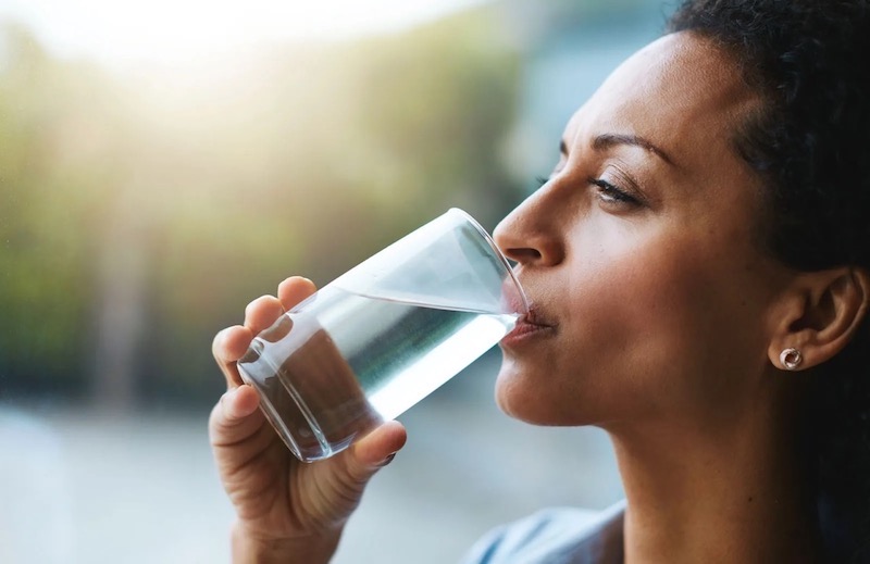 bere un bicchieri di acqua per idratarsi