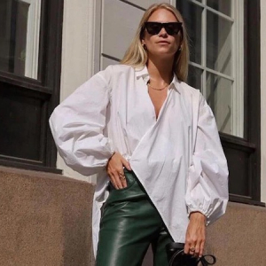 La camicia bianca da donna: come indossare un capo elegante in outfit casual?