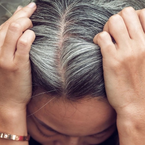 Come Coprire I Capelli Bianchi Senza Tinta Eliminando Alcune Abitudini!