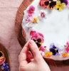 decorare una torta con petali di fiori