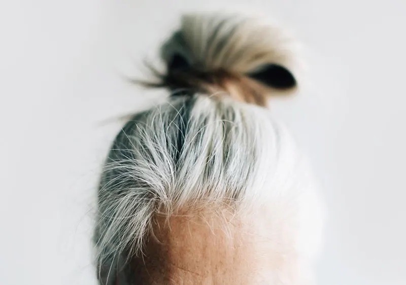 donna over 50 con capelli bianchi