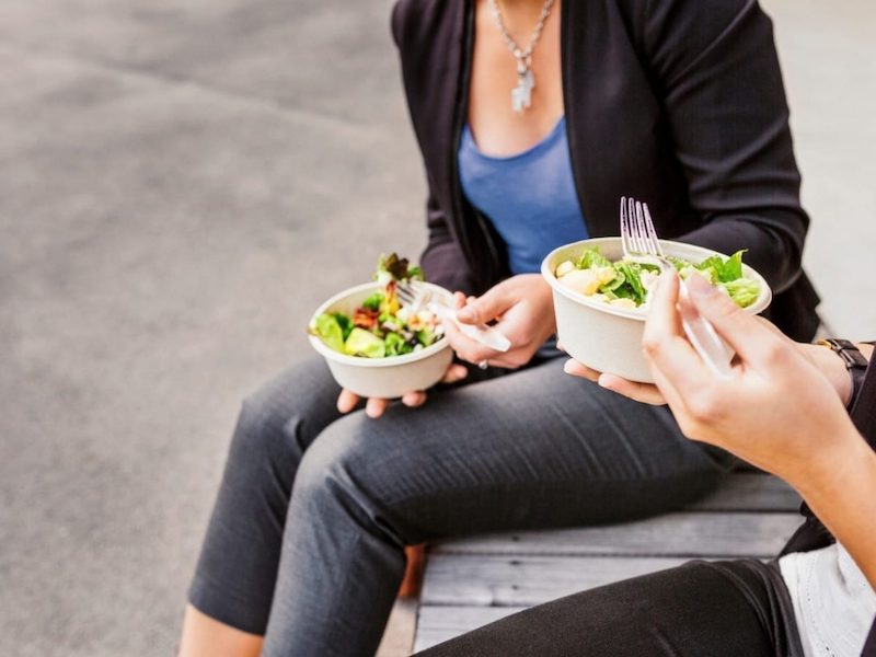 due donne che mangiano insalata