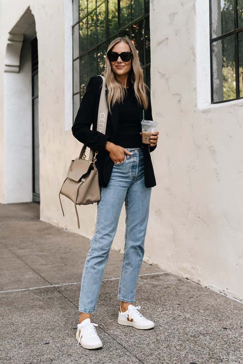 outfit casual con jeans e giacca nera