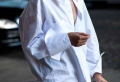 La camicia bianca da donna: come indossare un capo elegante in outfit casual?