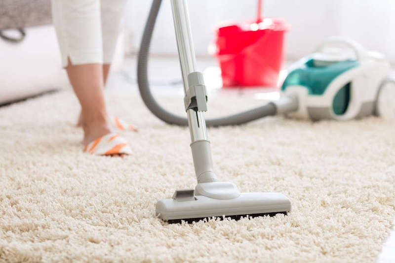 pulire il tappeto con aspirapolvere