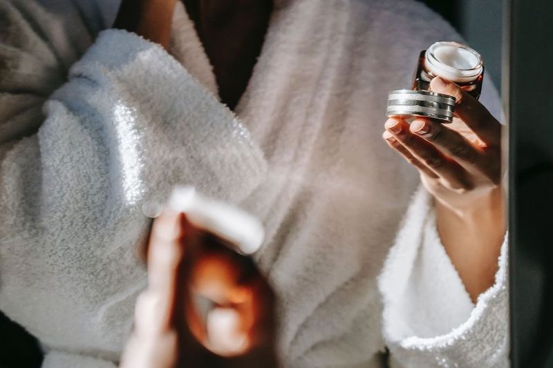 skincare autunno applicare la crema idratante